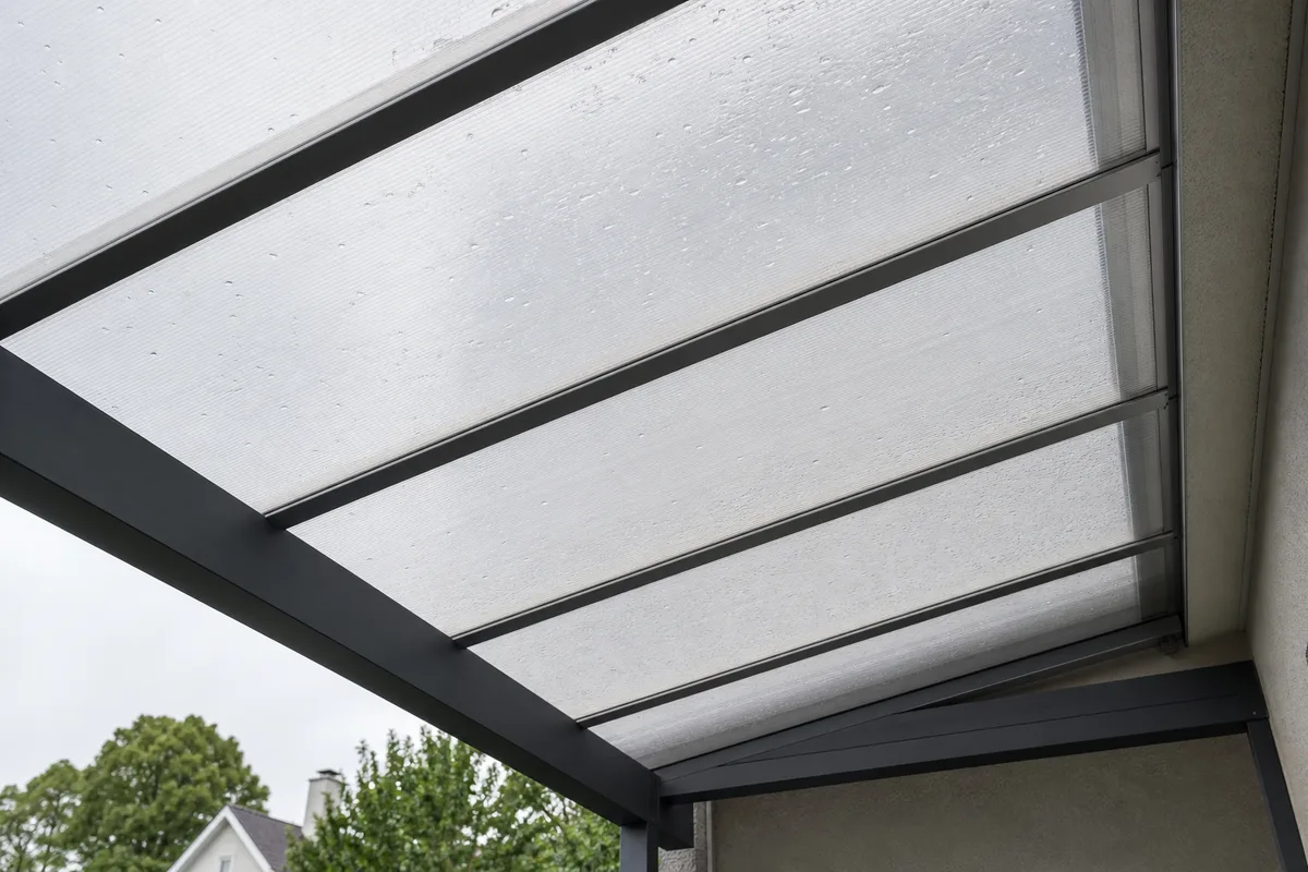 Toit de terrasse en plaques de polycarbonate transparent sur structure aluminium