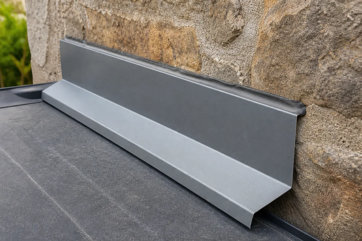 Solin d’étanchéité en aluminium à la jonction entre une couverture de terrasse et un mur