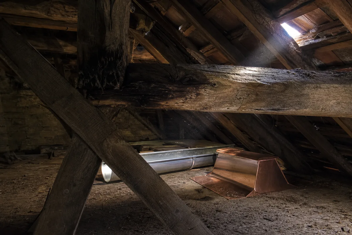 Charpente traditionnelle et zinguerie en cours de rénovation sur une villa royannaise