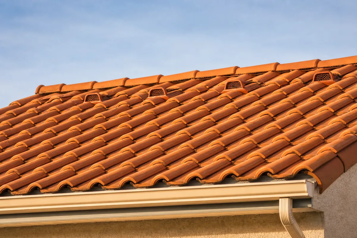 Ventilation de la toiture : rôle, règles et dispositifs